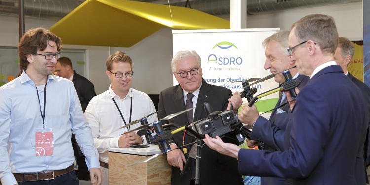 Die Gründer Alexander Weyer und Julian Wessel stellten ihr Start-up ASDRO im Duisburger Innenhafen Bundespräsident Frank-Walter Steinmeier (v.l.n.r.) vor.<address>© krischerfotografie</address>