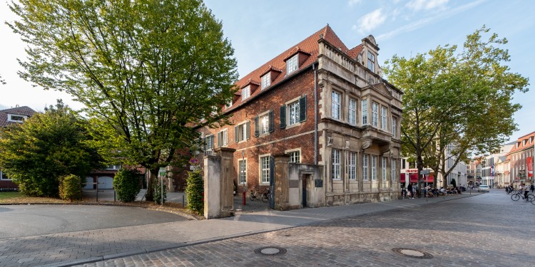 Der Heereman’sche Hof an der Königsstraße diente einst westfälischen Adelsfamilien als Wohnsitz, heute ist die WWU Weiterbildung in dem historischen Gebäude untergebracht.<address>© WWU - Peter Leßmann</address>