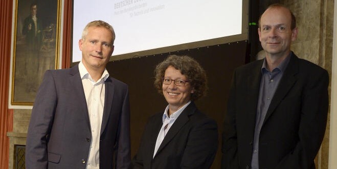 Das "Löwenzahn-Team": Dr. Christian Schulze Gronover, Dr. Carla Recker und Prof. Dr. Dirk Prüfer (v. l.)<address>© Deutscher Zukunftspreis</address>