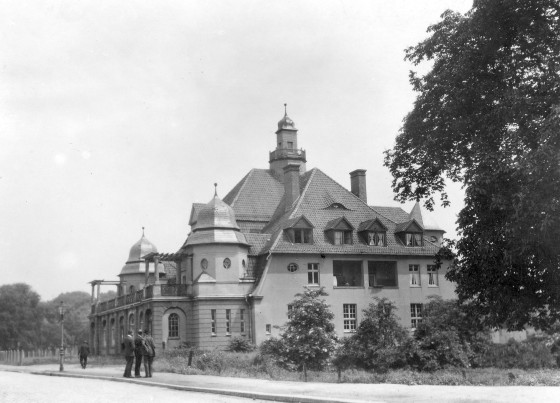 Das „Studentenhaus am Aasee“ an der Bismarckallee, Anfang 1932 eingeweiht, bot viel Platz für die Studierenden, unter anderem eine Mensa mit 400 Sitzplätzen, eine Küche und einen Lesesaal mit Bibliothek.<address>© Universitätsarchiv Münster</address>