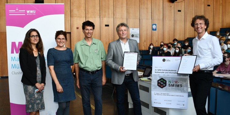 Akademieleiter Christian Schrand (2.v.r.) und Dr. Vera Körkel (l.) vom SMIMS-Organisationsteam der Bezirksregierung freuten sich mit Prof. Dr. Anne Remke vom Fachbereich Mathematik und Informatik sowie Prof. Dr. Christopher Deninger (M.) und Prof. Dr. Mario Ohlberger, Sprecher des Exzellenzclusters Mathematik Münster, über die neue Kooperationsvereinbarung.<address>© Bezirksregierung Münster</address>