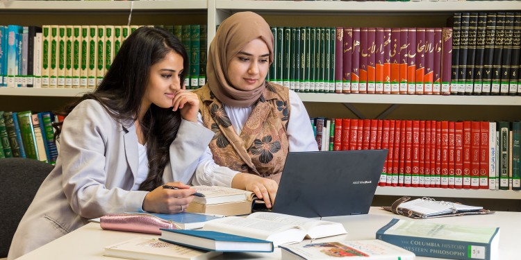 Die Studentinnen Malak Sarar (l.) und Hilal Yildiz beim Lernen in der Bibliothek.<address>© WWU - Heiner Witte</address>