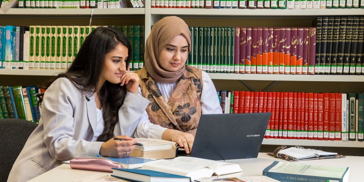 Students Malak Sarar (l.) and Hilal Yildiz studying in the library.<address>© WWU - Heiner Witte</address>