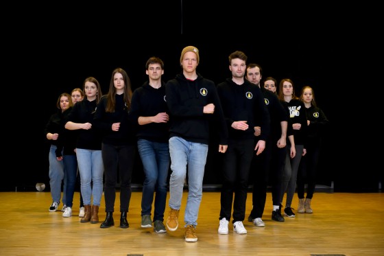 Szenen einer Probe: Das Musical-Ensemble „WhatASound“ zeigt beim Neue-Wände-Festival eine Collage von abstrakteren theatralen Szenen sowie Musical- und Popsongs. Zur Gruppe aus Studierenden und Alumni der WWU gehören 19 (semi-)professionelle Sängerinnen und Sänger sowie ein Pianist.<address>© WWU - Michael Möller</address>