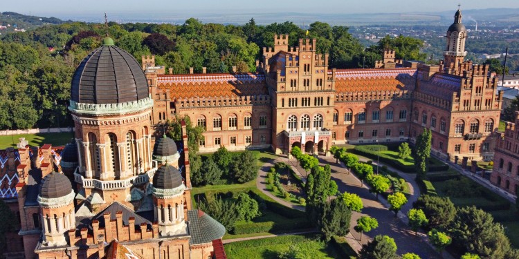 Das Hauptgebäude der Nationaluniversität im westukrainischen Czernowitz. Gegründet wurde die Hochschule im Jahr 1875.<address>© Foto: Oleksandr Malyon, CC BY-SA 4.0, via Wikimedia Commons</address>