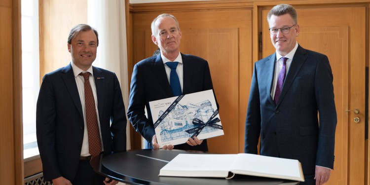 Rektor Prof. Dr. Johannes Wessels (r.) und der ärztliche Direktor des Universitätsklinikums Münster, Prof. Dr. Alex Friedrich (l.), begrüßten den niederländischen Botschafter in Berlin, Ronald van Roeden.<address>© WWU - Sophie Pieper</address>