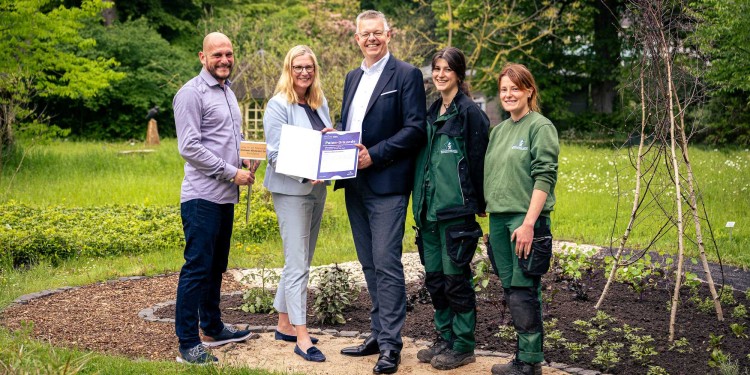 Dr. Dennise Bauer (Botanischer Garten), Anja Najda (Universitätsförderung), Michael Müller (Sparkasse Münsterland-Ost) sowie die beiden Auszubildenden Uta Engels und Lea Joana Schmidt (v.l.) eröffneten den neuen Barfußpfad.<address>© WWU - Thomas Mohn</address>