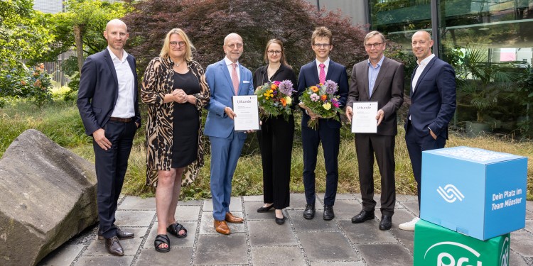 Dominik Cichon (PSD-Bank Westfalen-Lippe, l.), Prof. Dr. Monika Stoll (Prorektorin für Forschung, 2.v.l.), Dr. Paul-Josef Patt (3.v.l.) und Prof. Dr. Hermann-Joseph Pavenstädt (2.v.r., beide Universitätsgesellschaft Münster) sowie Sebastian Jurczyk (r., Stadtwerke Münster) gratulierten Prof. Dr. Lena Frischlich und Dr. Hannes Mohrschladt im Haus der Stadtwerke am Hafen.<address>© WWU - Peter Leßmann</address>