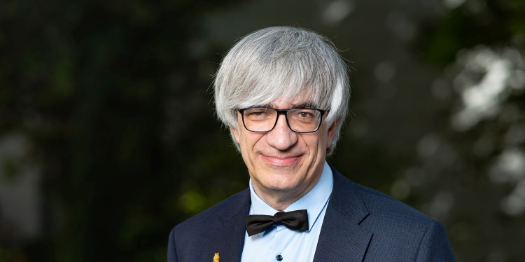 Prof. Dr. Metin Tolan ist für seine kurzweiligen Vorträge zu physikalischen Themen bekannt.<address>© Universität Göttingen/Swen Pförtner</address>