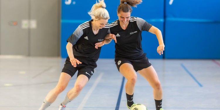 Training in der Universitätssporthalle: Jasmin Jabbes (r.) gefällt am Futsal besonders, dass diese Sportart schnell und herausfordernd ist. Die Universität Münster unterstützt duale Karrieren von studierenden Spitzensportlern.<address>© WWU - Heiner Witte</address>