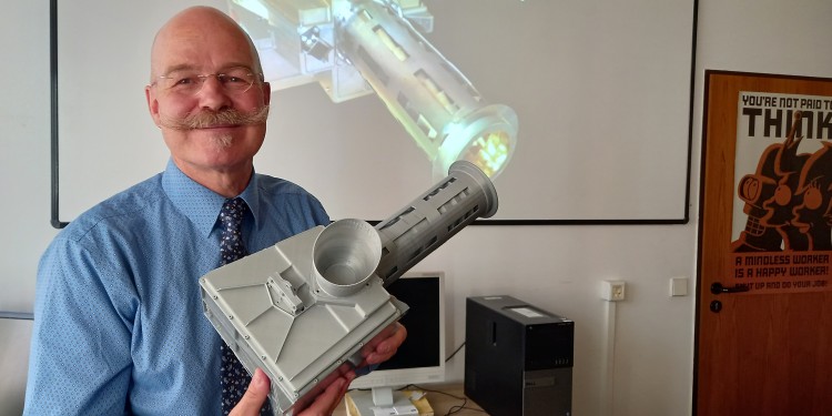 Prof. Dr. Harald Hiesinger zeigt ein Modell des Infrarotspektrometers MERTIS das an Bord der Raumsonde BepiColombo auf dem Weg zum Merkur ist.<address>© Uni Münster - K. Kottke</address>