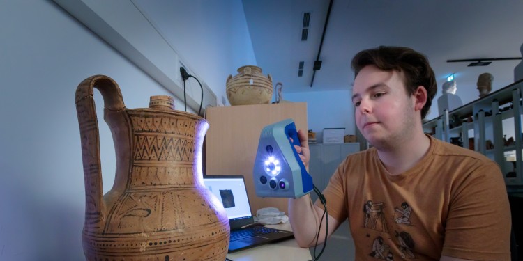 Stück für Stück mit ruhiger Hand und viel Sorgfalt: Silas Pott vom Archäologischen Museum scannt eine 3.000 Jahre alte Vase ein.<address>© Uni Münster - MünsterView</address>