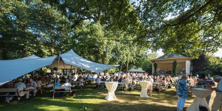 Der Abschluss des Alumnitags, ein Grillabend, findet im Schlossgarten statt.<address>© Uni MS - Thomas Mohn</address>