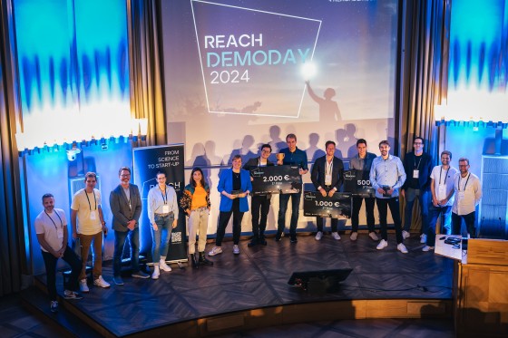 Die Siegerteams des REACH Demodays stellten sich mit der Jury, den Moderatoren und den Vertretern der Kooperationspartner zum Gruppenfoto.<address>© REACH - Thomas Mohn</address>
