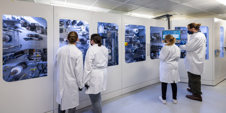 Im MEET Batterieforschungszentrum der Universität Münster forschen zahlreiche Wissenschaftlerinnen und Wissenschaftler an neuen Technologien und der Entwicklung elektrochemischer Energiespeicher.<address>© Uni MS - Peter Leßmann</address>