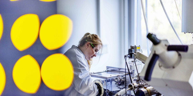Excellent research is not only carried out at the University of Münster in the two clusters, but also, for example, in chemistry or, as here, in the MEET Battery Research Center.<address>© NRW.Global Business, Jan Tepass</address>