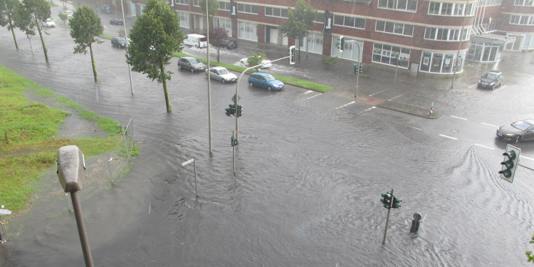 Überschwemmte Kreuzung am Albersloher Weg in Münster.<address>© Stadt Münster</address>