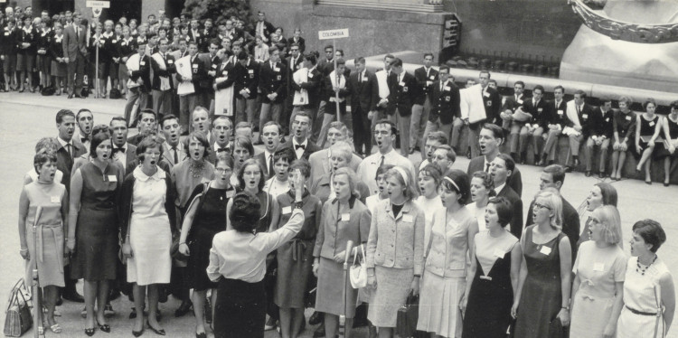 Der Studentische Madrigalchor nahm im September 1965 am „First International University Choral Festival“ teil, dessen Auftaktveranstaltung im Rockefeller Center in New York stattfand.<address>© Universitätsarchiv Münster</address>