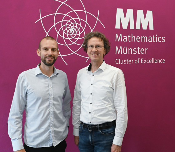 Prof. Thomas Nikolaus (left) and Prof. Mario Ohlberger<address>© Uni MS - Victora Liesche</address>