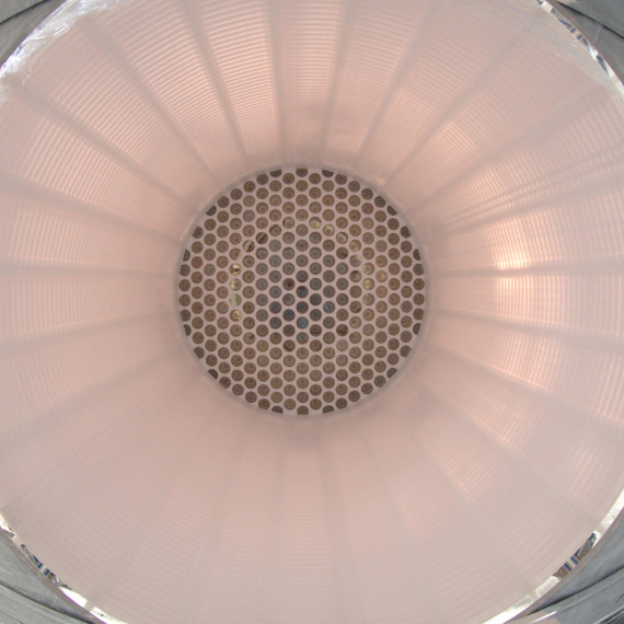 Blick durch den XENONnT-Detektor auf die Lichtsensoren am oberen Detektorende.<address>© XENON-Kollaboration</address>