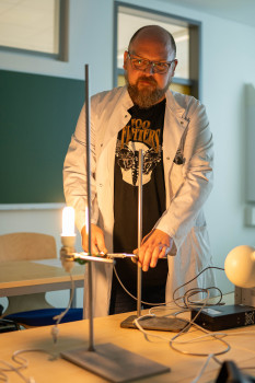 Michael Holtkamp begleitet die Vorlesung von Prof. Dr. Uwe Karst mit Experimenten.<address>© Uni MS - Johannes Wulf</address>