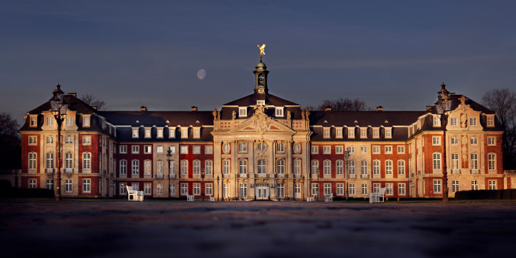 Das Schloss bei Dämmerung.<address>© Uni MS - Nike Gais</address>