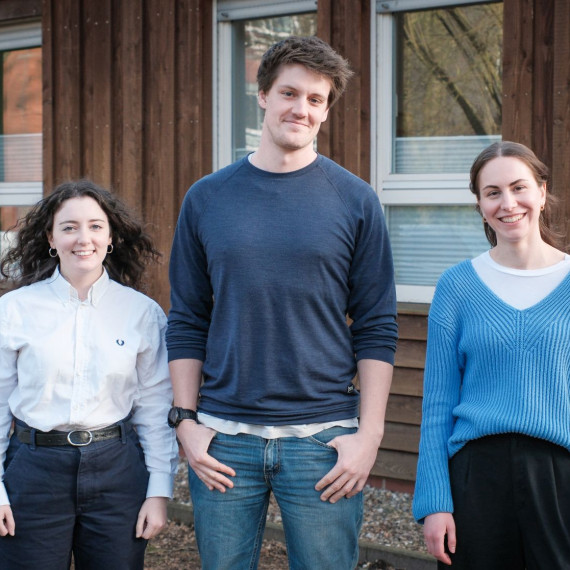 A group photo with Dr Daniel Kluger in the centre, Martina Saltafossi to his left and Teresa Berther to his right.<address>© privat</address>