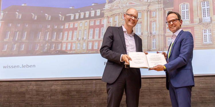 Prof. Dr. Frank Glorius (links) nahm die Emil-Fischer-Medaille am 9. September während einer Tagung der Gesellschaft Deutscher Chemiker an der Universität Regensburg von Prof. Dr. Peter R. Schreiner, GDCh-Vorstandsmitglied und ehemaliger Präsident, entgegen.<address>© GDCh/www.photo-buettner.de</address>