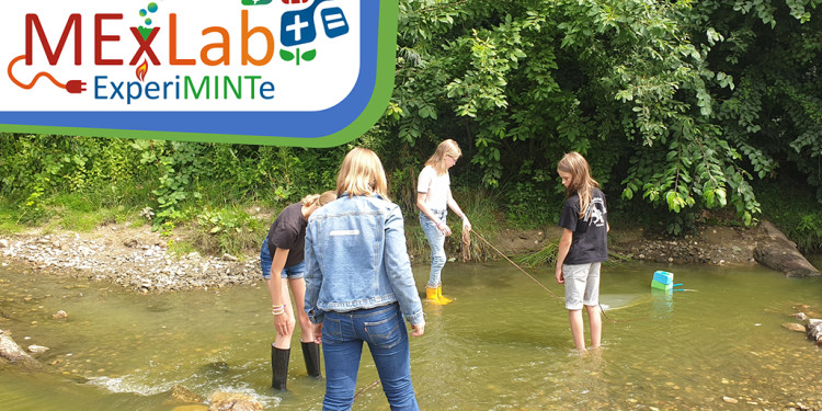 In dem Feriencamp setzen sich die Jugendlichen mit der Zukunft unseres Planeten angesichts der Plastikmengen in der Umwelt auseinander. Unter anderem analysieren sie dazu Gewässerproben.<address>© MExLab ExperiMINTe</address>