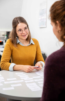 Bei der psychologischen Beratung der ZSB können Kärtchen zum Einsatz kommen, um Themen der Ratsuchenden zu visualisieren und zu priorisieren.<address>© Uni MS - Peter Leßmann</address>