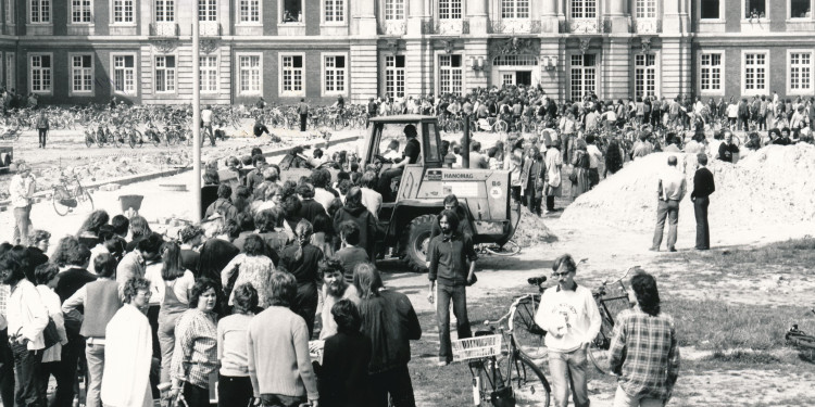 Für die Rückmeldung mussten die Studierenden im Studierendensekretariat persönlich erscheinen. Das Phänomen „Massenuniversität“ manifestierte sich in langen Warteschlangen der Rückmelder vor dem Schloss, wie hier in den 1980er-Jahren.<address>© Universitätsarchiv Münster</address>