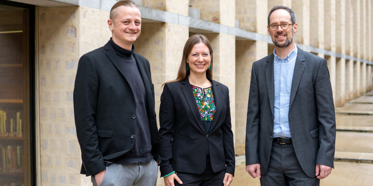 Gruppenfoto mit Kevin Lenk, Prof. Dr. Sarah Albiez-Wieck und Dr. Felix Brahm.<address>© Uni Münster - Johannes Wulf</address>