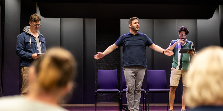 On stage, Frederic Clausen, Felix Leberling and Binayet Karaduman (l-r) dive into the scene ‘Departure’ for the first time this evening.<address>© Uni MS - Peter Leßmann</address>