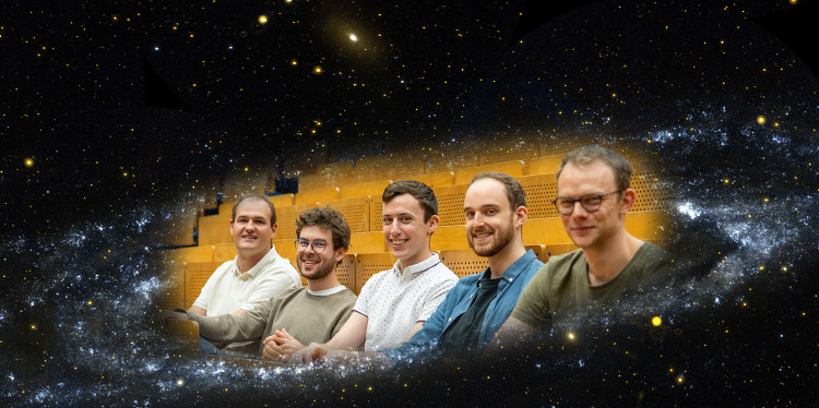 Die Physikdoktoranden Philipp Schulte, Johannes Pirsch, Richard Salomon, Richard von Eckardstein und Justus Kuhlmann (v. l. nr.) gehören zum Astroseminar-Team 2024.<address>© Montage: Uni MS - Johannes Wulf/ NASA/JPL/California Institute of Technology</address>