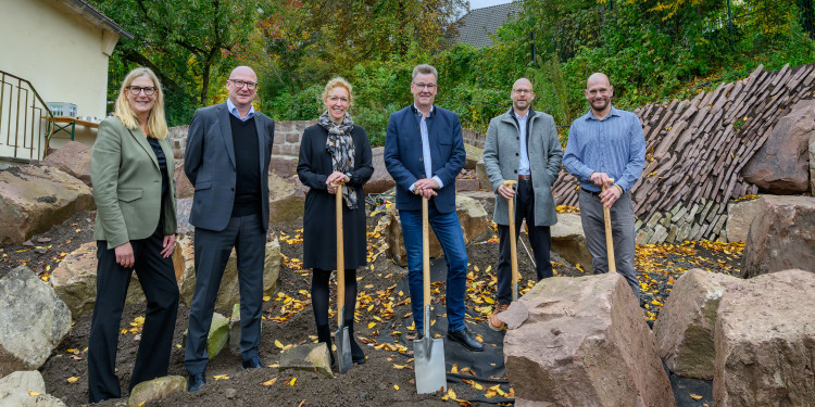 Spatenstich für den Bau der „Rocky Mountains“: Anja Najda (v.l.n.r., Universitätsförderung), Kanzler Matthias Schwarte, Dr. Annegret Saxe (Sparkasse Münsterland Ost), Rektor Prof. Dr. Johannes Wessels, Gartendirektor Prof. Dr. Kai Müller und Kustos Dr. Dennise Bauer<address>© Uni MS - Michael Möller</address>