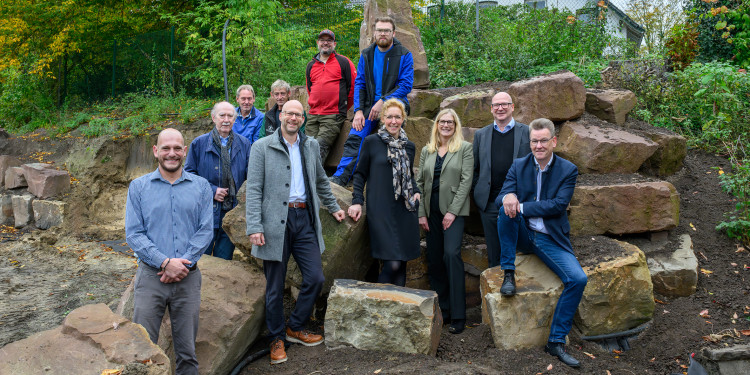 Vertreterinnen und Vertreter der Universität Münster und der Sparkasse Münsterland Ost auf der Baustelle des „Rocky Mountains“-Projekts. Von links: Kustos Dr. Dennise Bauer, Claus Dapper (Fördererkreis Botanischer Garten), Wilhelm Pilk, Jürgen Hausfeld, Gartendirektor Prof. Dr. Kai Müller, Björn Dewitt, Ole Cech, Dr. Annegret Saxe (Vorständin der Sparkasse Münsterland Ost und der Stiftung der Sparkasse Münsterland Ost), Anja Najda (Universitätsförderung), Kanzler Matthias Schwarte und Rektor Prof. Dr. Johannes Wessels.<address>© Uni MS - Michael Möller</address>