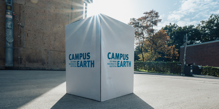 Impression vom vergangenen Jahr: Mit dem Nachhaltigkeitstag „CAMPUS EARTH“ lädt die Universität Münster erneut die interessierte Öffentlichkeit dazu ein, mit Wissenschaftlerinnen und Wissenschaftlern in den Austausch zu kommen.<address>© Uni MS - Thomas Mohn</address>