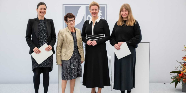 Dr. Jara Streuer (r.) und Prof. Dr. Céline Miani (links, Kategorie &quot;Forschung plus&quot;) erhielten den Rita Süssmuth-Forschungspreis von der Namensgeberin (2. v.l.) und der nordrhein-westfälischen Wissenschaftsministerin Ina Brandes (2. v.r.).<address>© MKW NRW/Mark Hermenau</address>