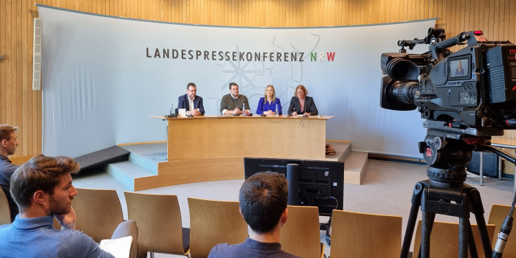 Landespressekonferenz in Düsseldorf zur Vorstellung der Studie der Universität Münster zur Vier-Tage-Woche (v.l.: Harald Urban (Teilnehmer der Studie), Carsten Meier (Intraprenör), Prof. Dr. Julia Backmann, Dorothea Hülsmeier
(Deutsche Presseagentur dpa)<address>© Uni MS - Brigitte Heeke</address>