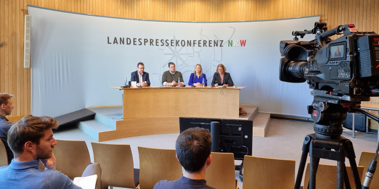 "Landespressekonferenz" in Düsseldorf presenting a study led by the University of Münster on the four-day week (f.l.: Harald Urban (Teilnehmer der Studie), Carsten Meier (Intraprenör), Prof. Dr. Julia Backmann, Dorothea Hülsmeier
(Deutsche Presseagentur dpa)<address>© Uni MS - Brigitte Heeke</address>