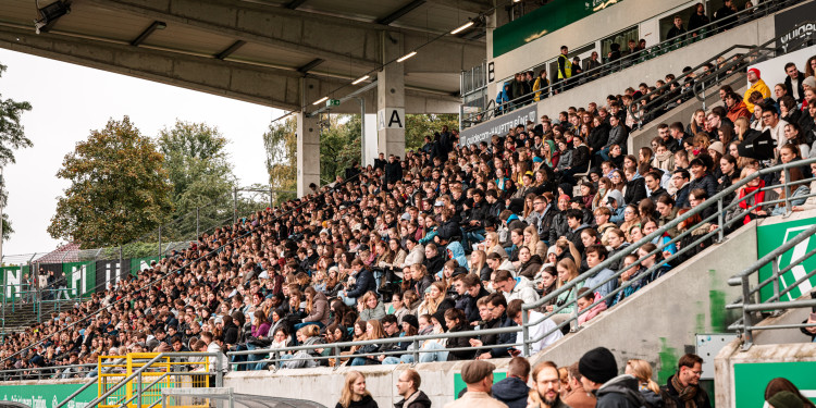 Mehrere Tausend Erstsemester versammelten sich zur Begrüßungsveranstaltung im Preußenstadion.<address>© Uni MS - Julian Meyer</address>