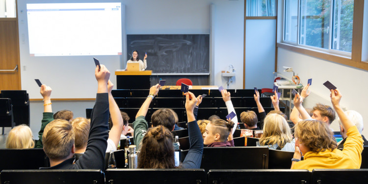 Unter der Leitung von Noch-Präsidentin Lisa-Nicole Bücker (Hintergrund) entschieden die Mitglieder des münsterschen Studierendenparlaments – hier die Koalition aus „CampusGrün“ und „Juso-HSG“ – per Abstimmungskarte über einen eingebrachten Antrag.<address>© Uni MS - MünsterView</address>