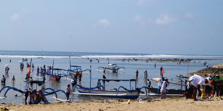 Sanur auf Bali wird aufgrund seiner spirituellen Energie häufig zu religiösen Zwecken aufgesucht. Die Heilkraft des Wassers spielt im balinesischen Hinduismus und bei Heilpraktiken eine wichtige Rolle.<address>© Florin Cristea</address>