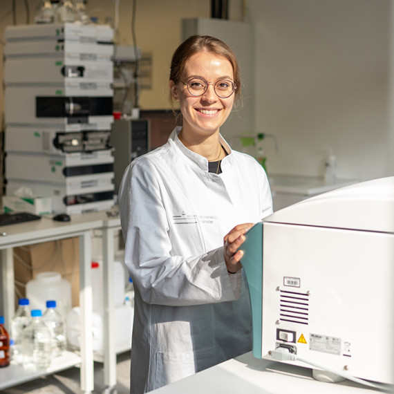 Doctoral student Lena Mahlberg is working on the question of how poorly soluble medicines can best be absorbed by the body.<address>© Uni MS - Johannes Wulf</address>