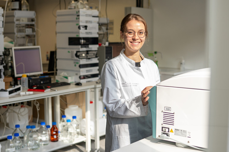 Doctoral student Lena Mahlberg is working on the question of how poorly soluble medicines can best be absorbed by the body.<address>© Uni MS - Johannes Wulf</address>