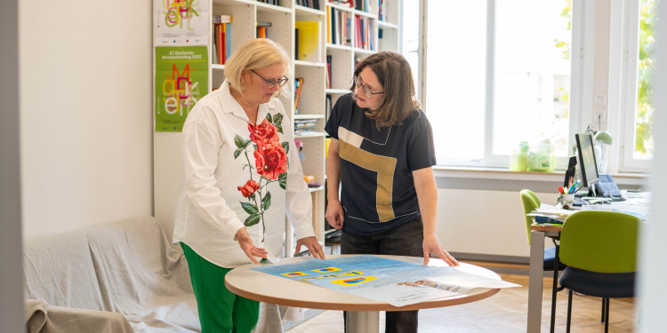 Dr Larysa Kovbasyuk (l.) and Prof Dr Antje Dammel in conversation about the research project “Contrastive study of the concept of WAR”.<address>© Uni MS – Johannes Wulf</address>