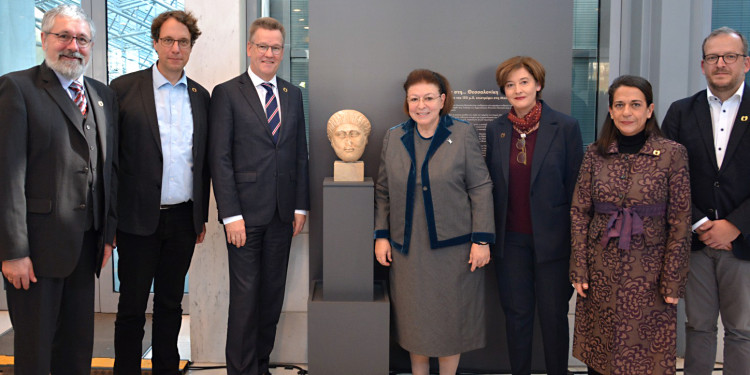 Zu sehen sind Dr. H.-Helge Nieswandt, Kurator des Archäologischen Museums der Universität Münster, Prof. Dr. Achim Lichtenberger, Direktor des Archäologischen Museums der Universität Münster, Rektor Prof. Dr. Johannes Wessels, Dr. Lina Mendoni, Minsterin für Kultur von Griechenland, Dr. Vassiliki Papagerogiou, Head of the Directorate of Documentation and Protection of Cultural Goods, Dr. Anastasia Gadolou, Direktorin des Archäologischen Museums Thessaloniki und Dr. Torben Schreiber, Kurator des Archäologischen Museums der Universität Münster (v.l.).<address>© Kulturministerium Griechenland</address>