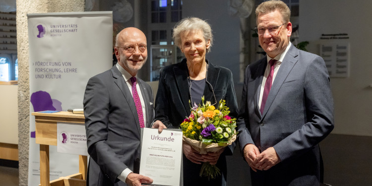 Preisträgerin Prof. Dr. Gertrude Lübbe-Wolff mit Dr. Paul-Josef Patt (links), Vorstandsvorsitzender der Universitätsgesellschaft Münster, und Rektor Prof. Dr. Johannes Wessels (rechts).<address>© Uni MS - Peter Leßmann</address>