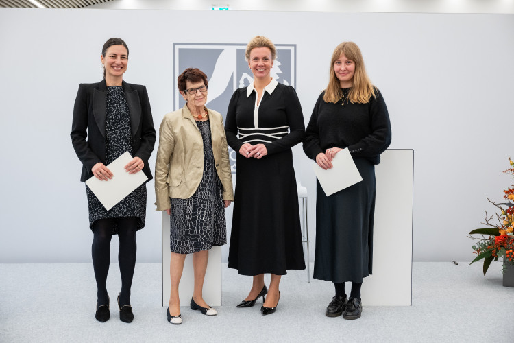 Dr. Jara Streuer (rechts, Kategorie „Impulse“) und Prof. Dr. Céline Miani (links, Kategorie „Forschung plus“) erhielten den Rita Süssmuth-Forschungspreis von der Namensgeberin (2. v.l.) und der nordrhein-westfälischen Wissenschaftsministerin Ina Brandes (2. v.r.).<address>© MKW NRW/Mark Hermenau</address>