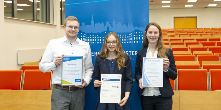 Nico Spreckelmeyer, Louisa Sophie Tölke und Sandrine Mandau (v. l.) haben die besten Abschlussarbeiten des Jahres 2024 am Fachbereich Chemie und Pharmazie geschrieben.<address>© Uni MS - Peter Dziemba</address>